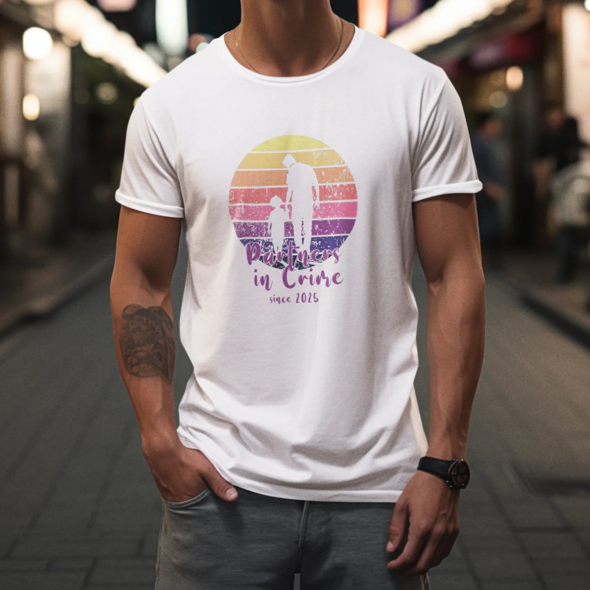Partners in Crime T-Shirt mit Namen & Jahr, weiß, UrbanWarriorStore, Geschenk für Papa