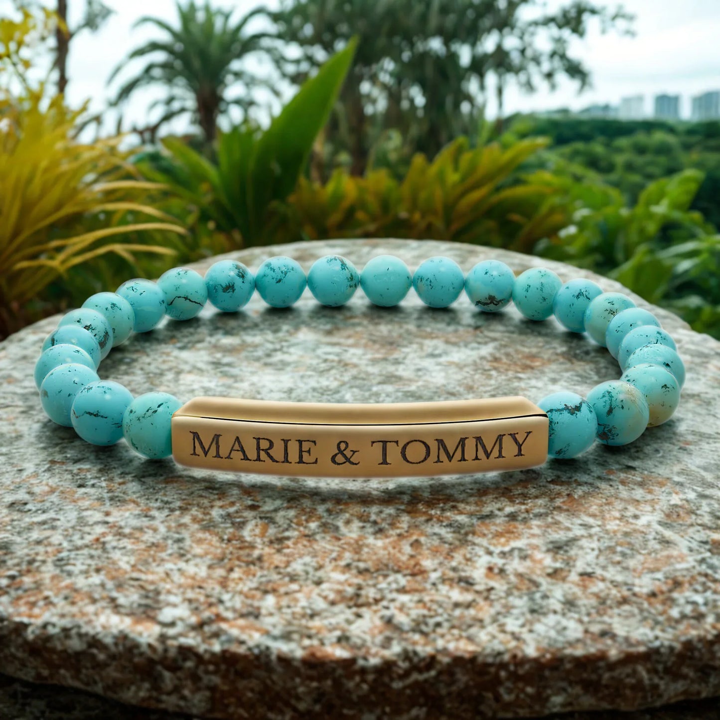UrbanWarriorStore personalisiertes Armband mit Namen Marie & Tommy, türkisfarbene Perlen, Naturhintergrund