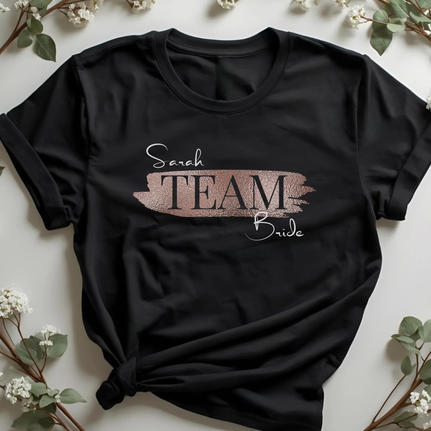 UrbanWarriorStore personalisiertes TEAM Braut T-Shirt in Schwarz mit Roségold-Aufdruck, Geschenkidee