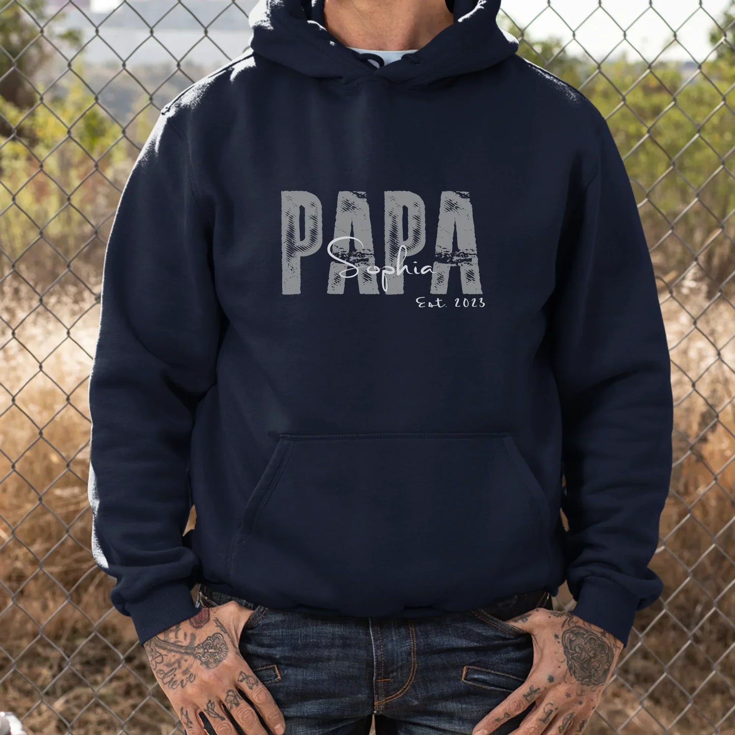 Dunkelblauer Hoodie mit Aufdruck PAPA Sophia Est. 2023, lässiger Stil, Outdoor vor Drahtzaun