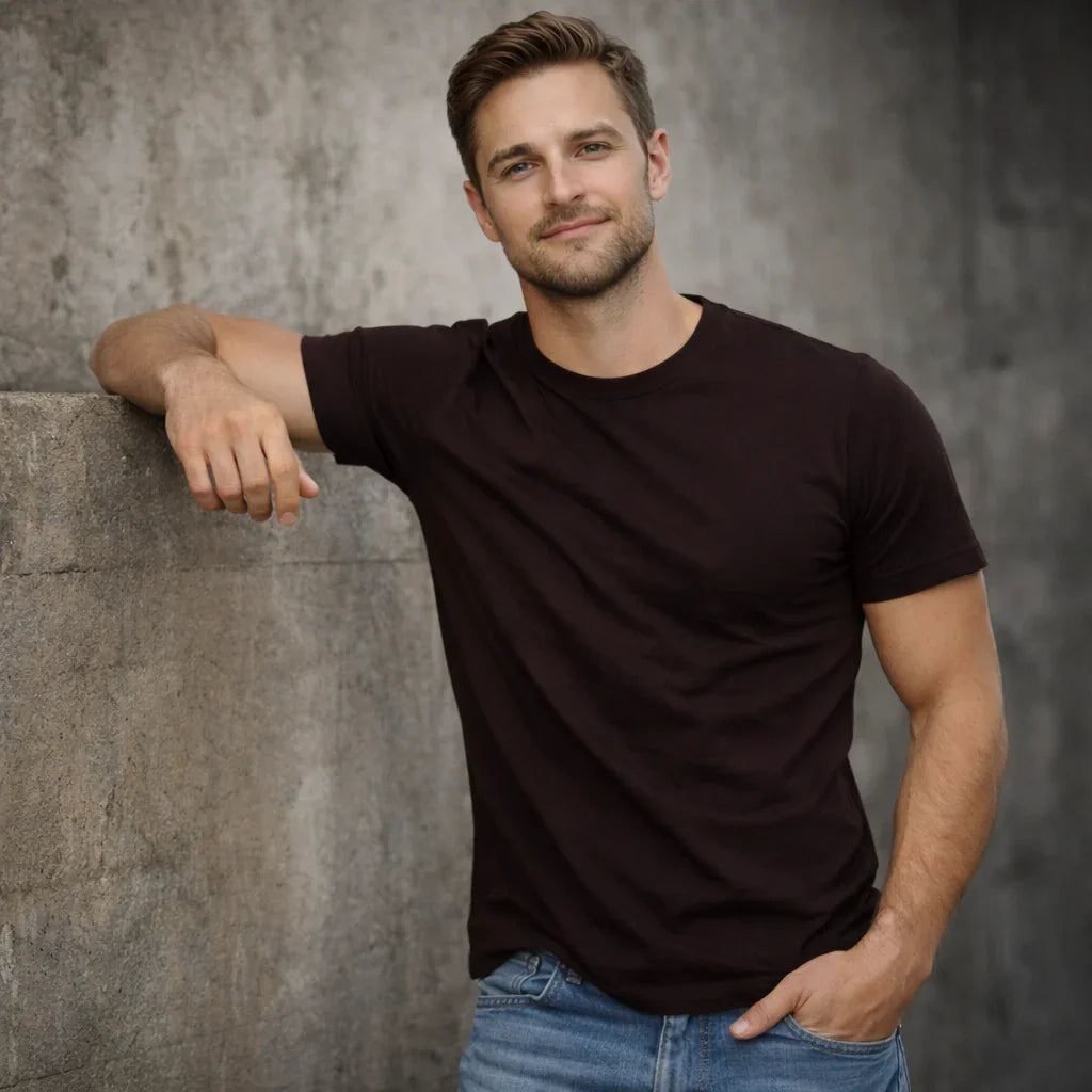 UrbanWarriorStore Herren T-Shirt in Dunkelbraun, lässig an Betonwand, modern gestylt
