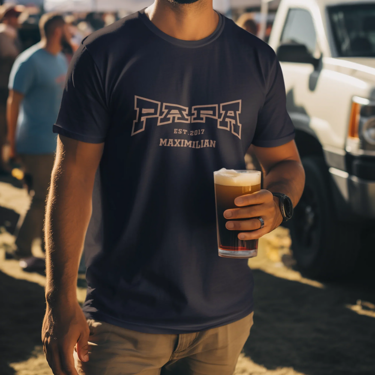 PAPA COLLEGE personalisiertes T-Shirt auf AI-generiertem Mann, Tailgate-Setting
