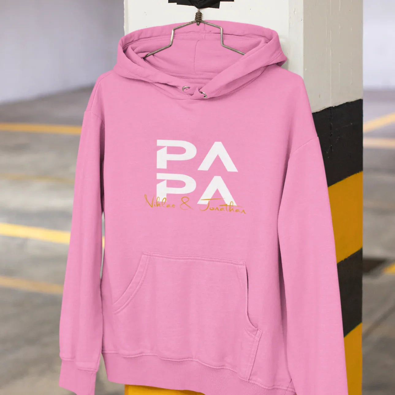 Rosa Hoodie mit Kapuze und Fronttasche, bedruckt mit 'PAPA' Schriftzug - Papa Hoodie