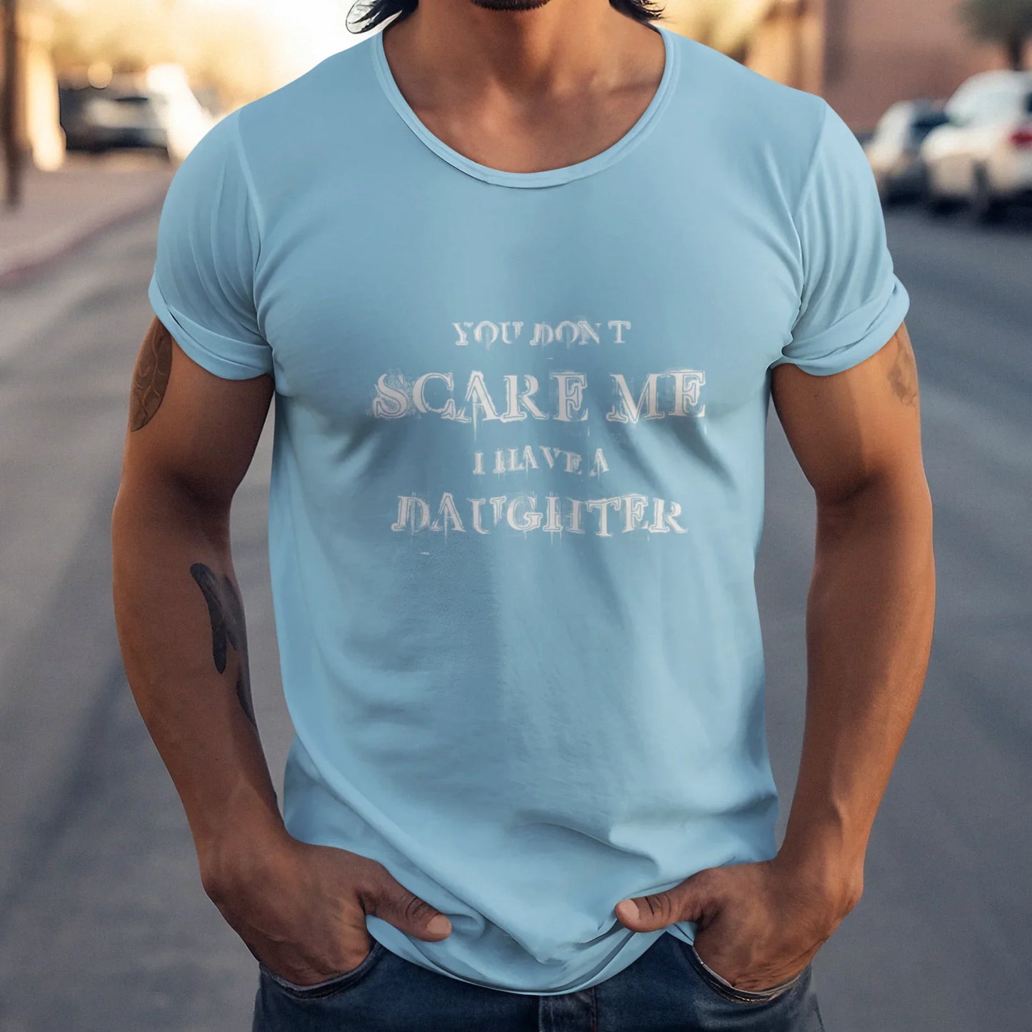 UrbanWarriorStore T-Shirt Mockup: Muskelmann mit Tattoos, blaues Shirt, Spruch "You don't scare me I have a daughter"