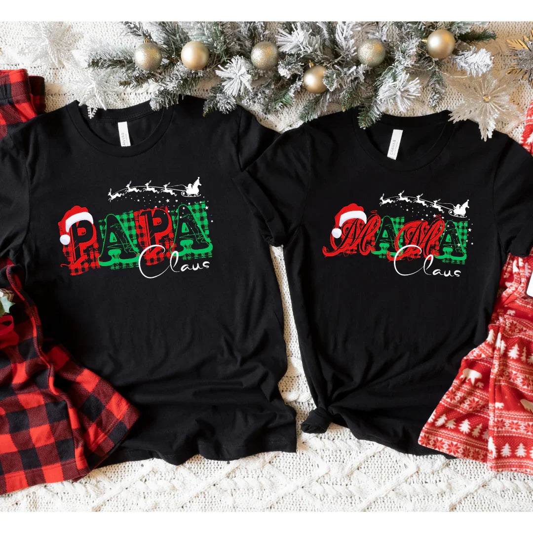 Schwarze Weihnachts-T-Shirts mit Aufdruck Papa Claus und Mama Claus, festlich dekoriert