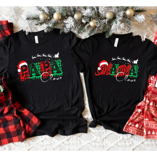 Schwarze Weihnachts-T-Shirts mit Aufdruck Papa Claus und Mama Claus, festlich dekoriert