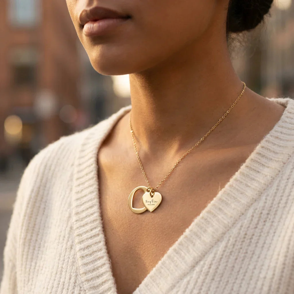 Goldfarbene Halskette mit personalisiertem Herzanhänger.