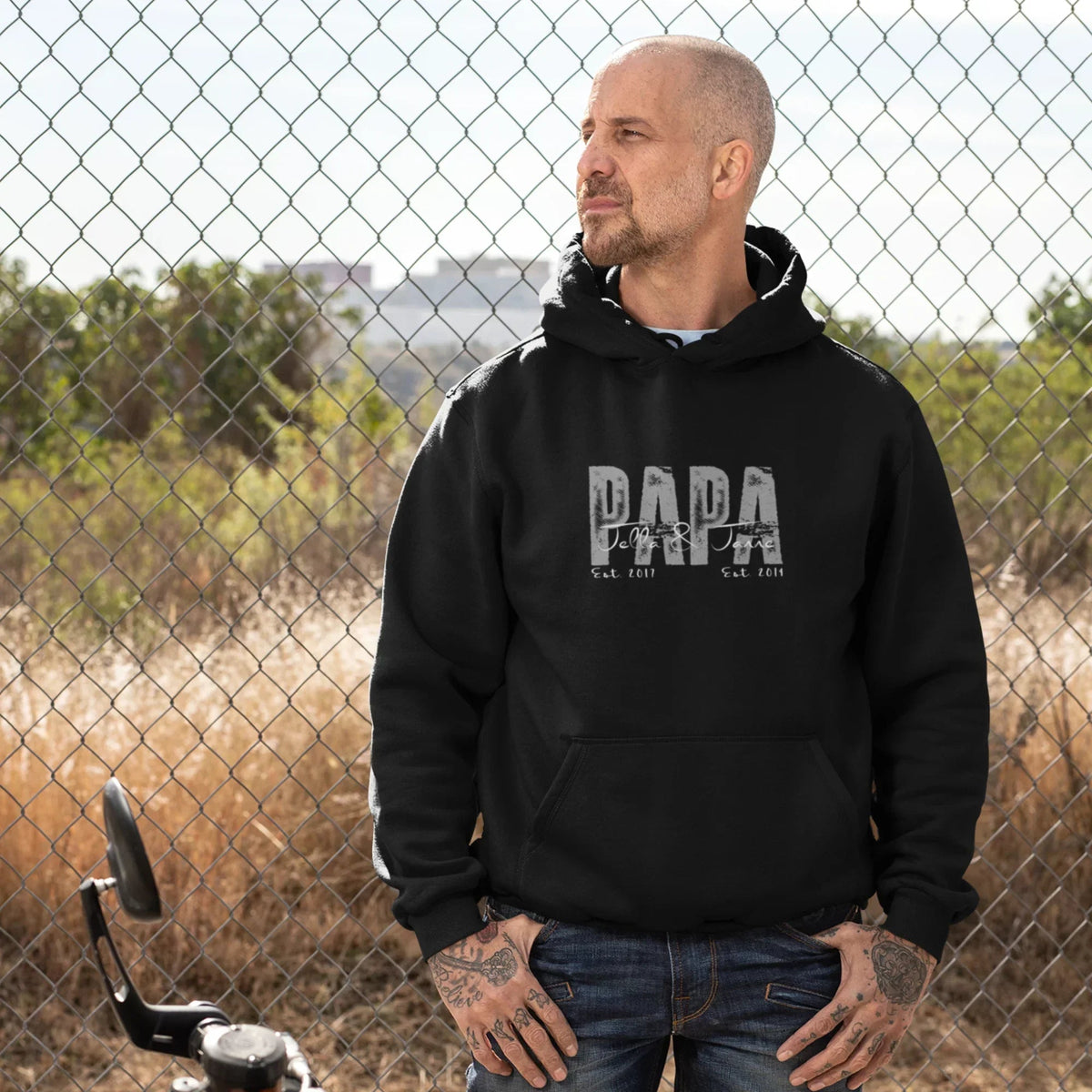 Hoodie in Schwarz mit „PAPA“-Motiv auf der Vorderseite.