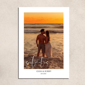 Póster personalizado: pareja en la playa al atardecer con nombres y texto.