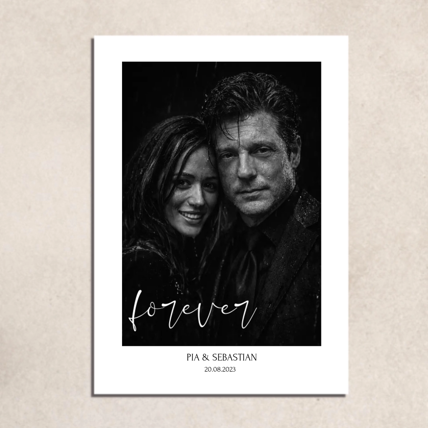 FOTO-POSTER DRAMATISCH IM REGEN mit Deinem Bild & Slogan personalisiert