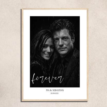 FOTO-POSTER DRAMATISCH IM REGEN mit Deinem Bild & Slogan personalisiert