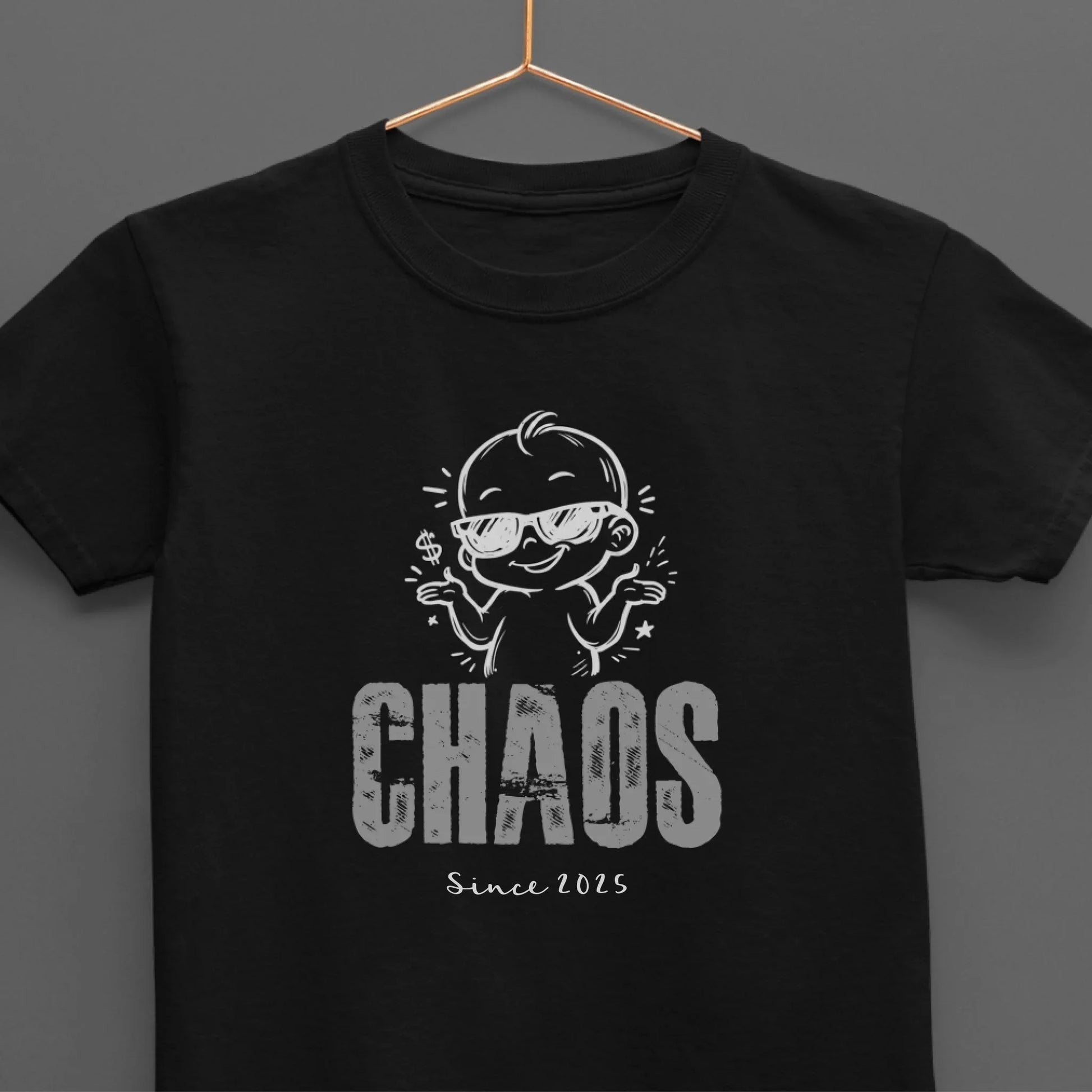 CHAOS Since 2025 T-Shirt mit Baby-Comic, personalisierbar, UrbanWarriorStore Geschenkidee