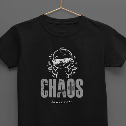 CHAOS Since 2025 T-Shirt mit Baby-Comic, personalisierbar, UrbanWarriorStore Geschenkidee
