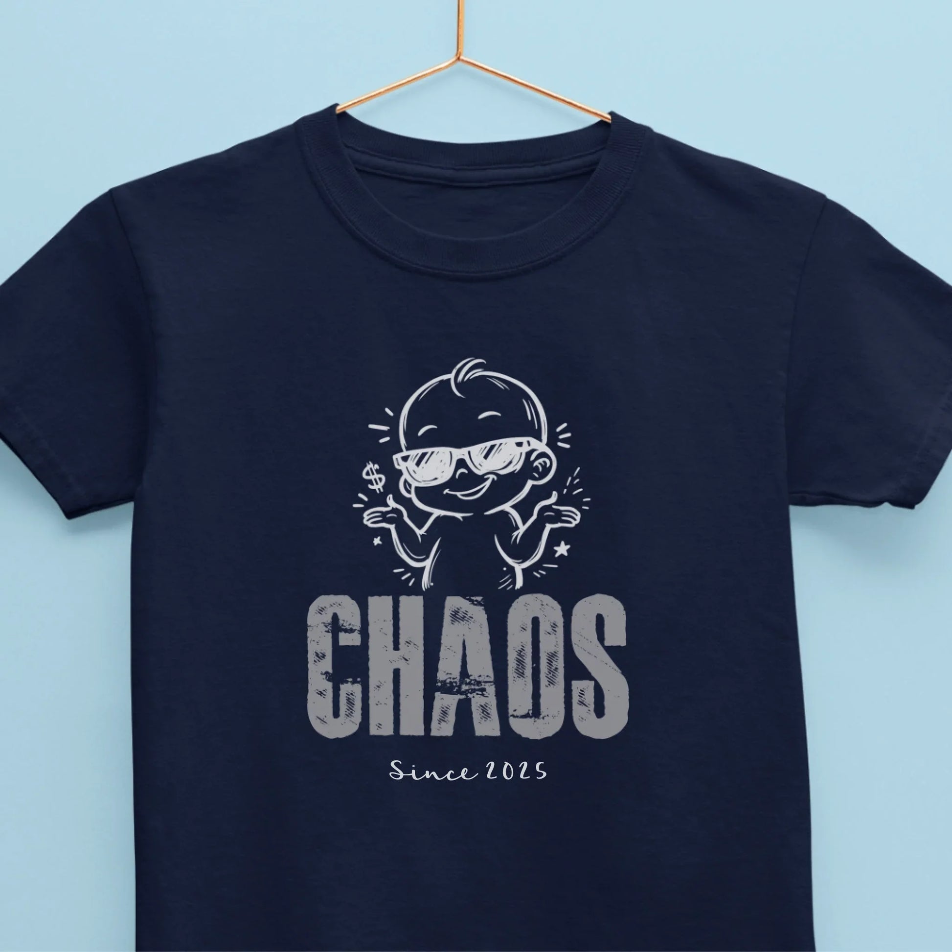 UrbanWarriorStore T-Shirt CHAOS Since 2025 mit Baby-Comic, personalisiertes Papa Geschenk