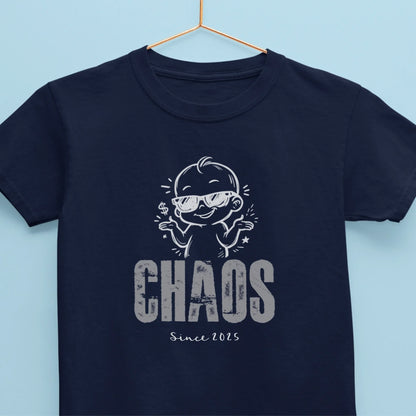 UrbanWarriorStore T-Shirt CHAOS Since 2025 mit Baby-Comic, personalisiertes Papa Geschenk