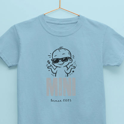 UrbanWarriorStore MINI Baby T-Shirt in Hellblau mit cooler Baby-Grafik und Schriftzug 'Since 2025'.