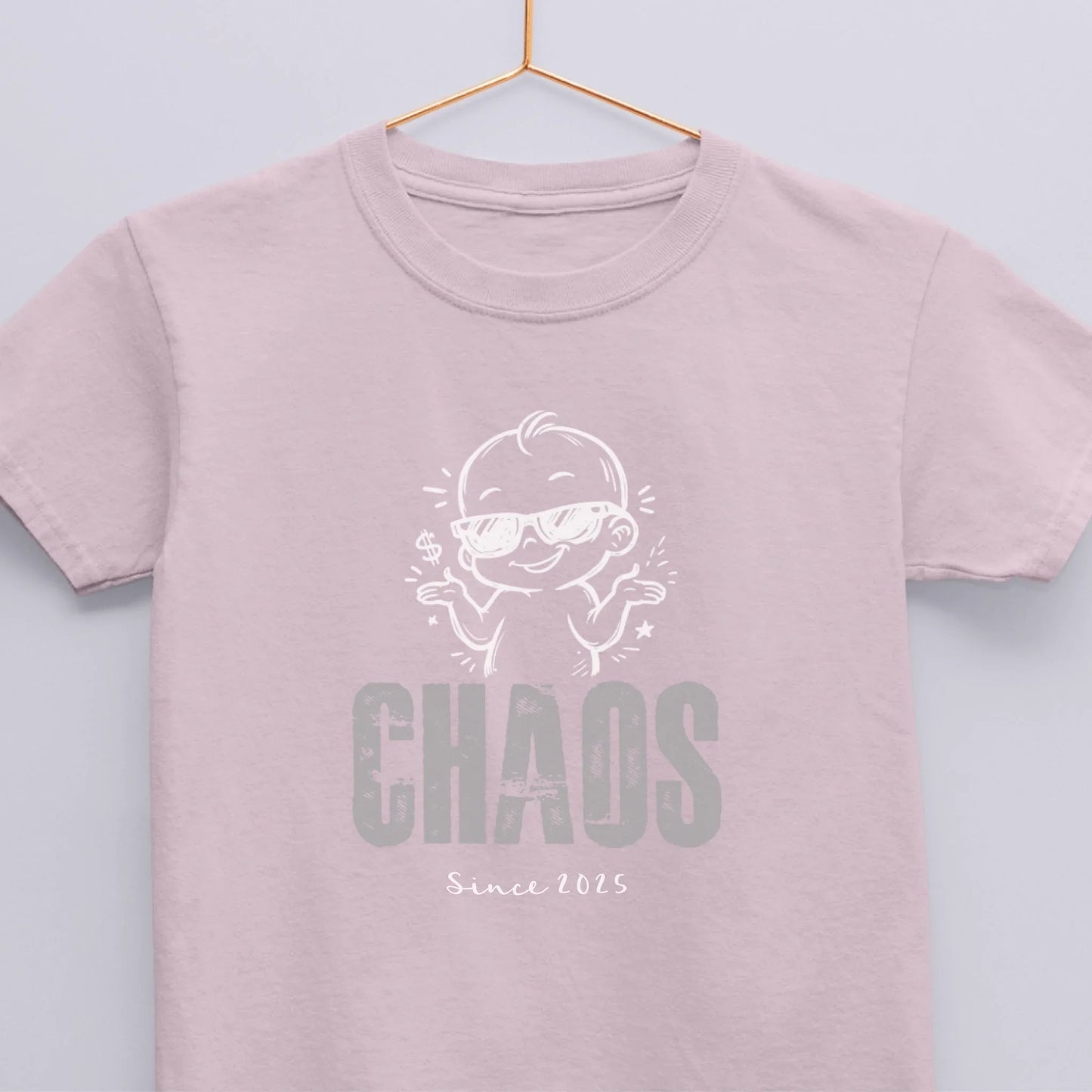 T-Shirt UrbanWarriorStore mit Comic-Baby, Aufdruck CHAOS Since 2025, personalisierbar
