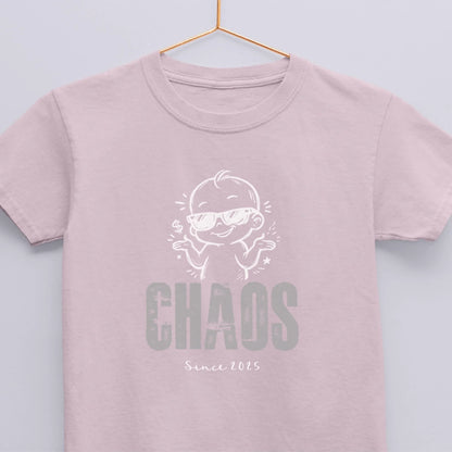 T-Shirt UrbanWarriorStore mit Comic-Baby, Aufdruck CHAOS Since 2025, personalisierbar