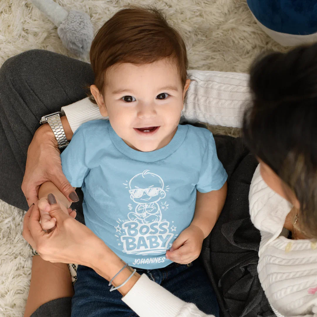 Boss Baby T-Shirt personalisiert für Kinder, UrbanWarriorStore, Baby lächelt auf Schoß