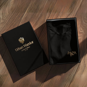 UrbanWarriorStore Papa T-Shirt in schwarzer Geschenkbox, Urban Warrior Limited Edition, Holzuntergrund