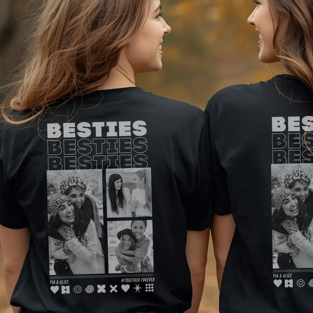 Dos amigas muestran los collages de fotos en la espalda de sus camisetas BESTIES negras.
