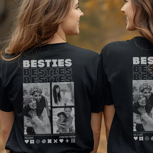 Due amiche mostrano i collage di foto sul retro delle loro T-shirt BESTIES nere.