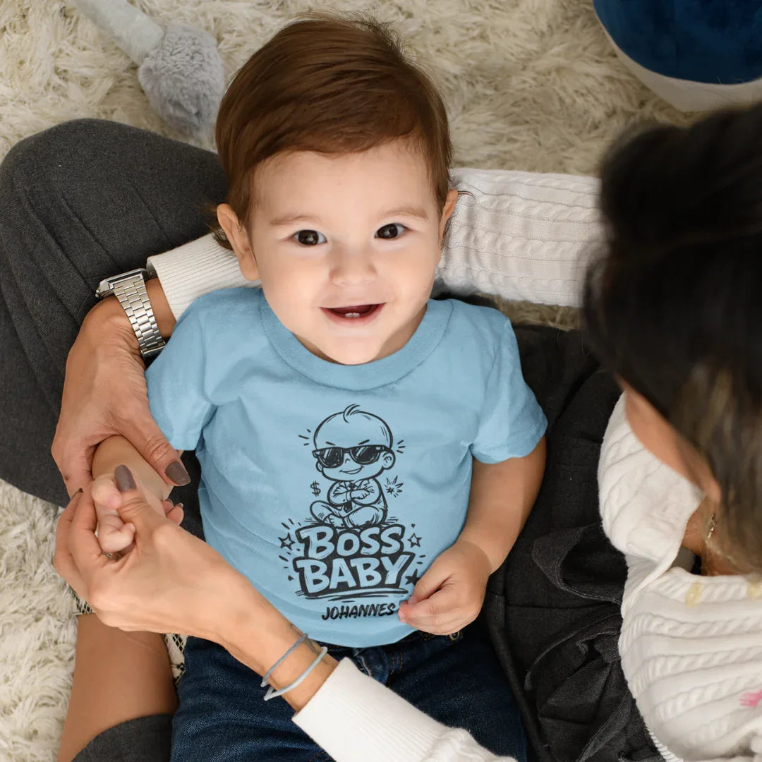 Kleinkind trägt personalisiertes Boss Baby T-Shirt mit Namen, UrbanWarriorStore