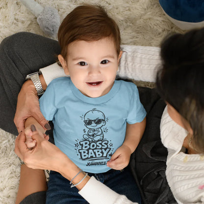 Kleinkind trägt personalisiertes Boss Baby T-Shirt mit Namen, UrbanWarriorStore