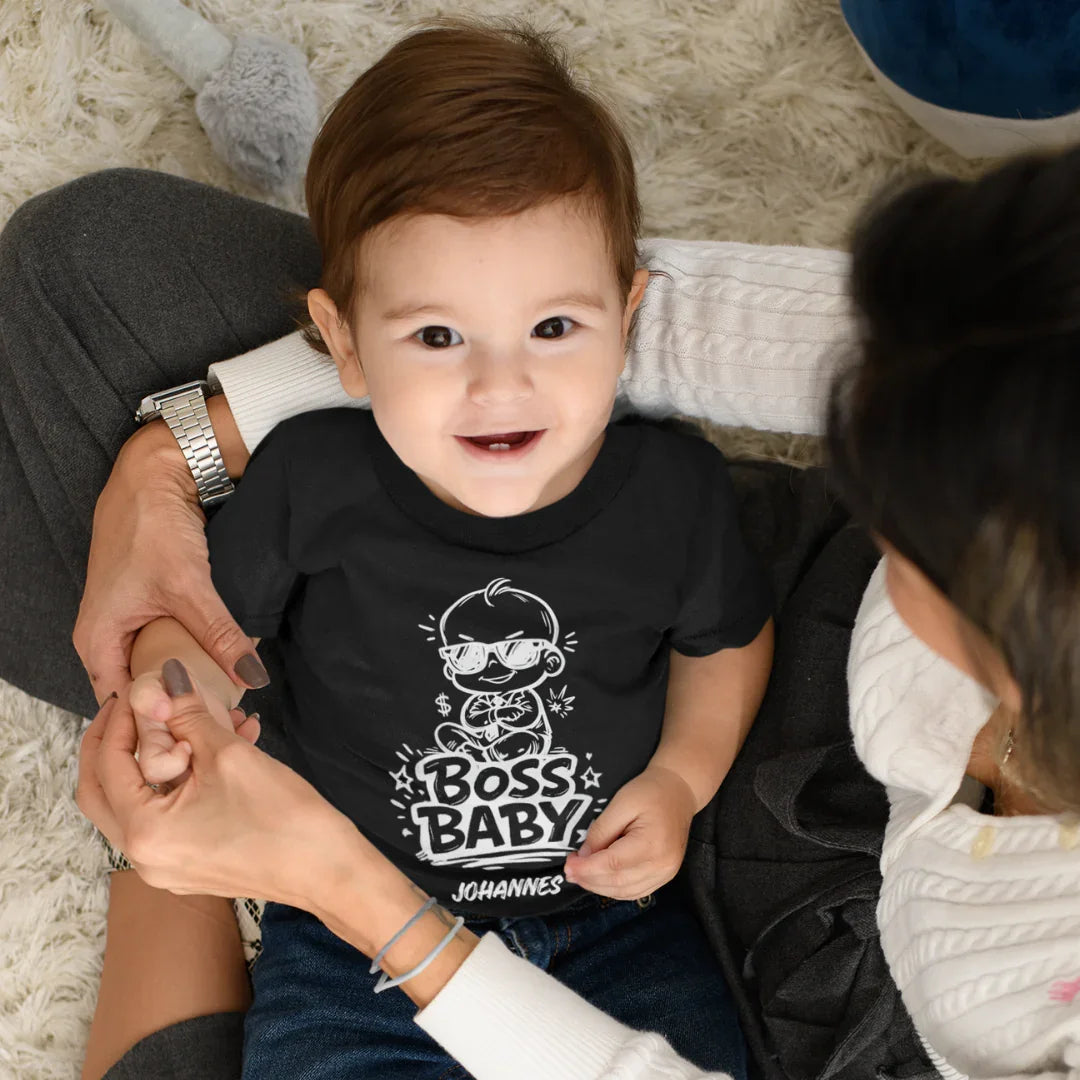 Boss Baby T-Shirt für Kinder mit Namen von UrbanWarriorStore, Kind sitzt auf Schoß