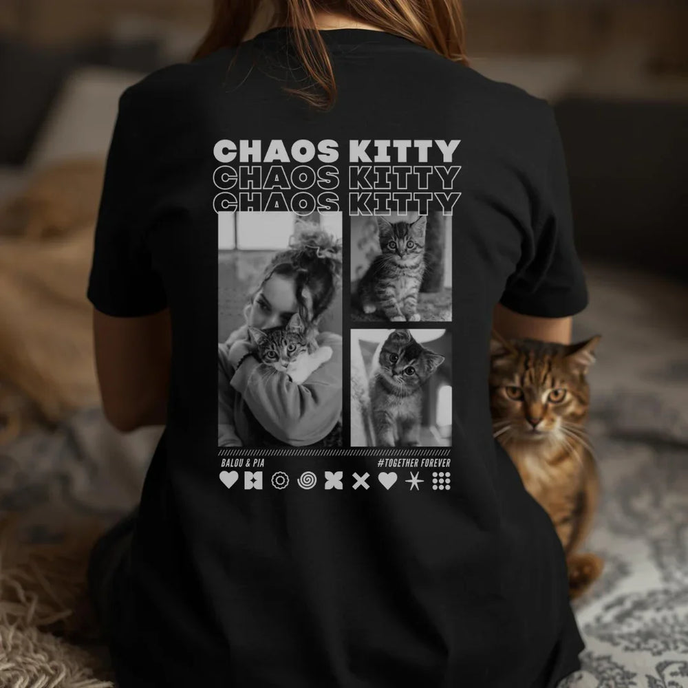 Camiseta de color negro con diseño «CHAOS KITTY» y collage de fotos en la espalda.