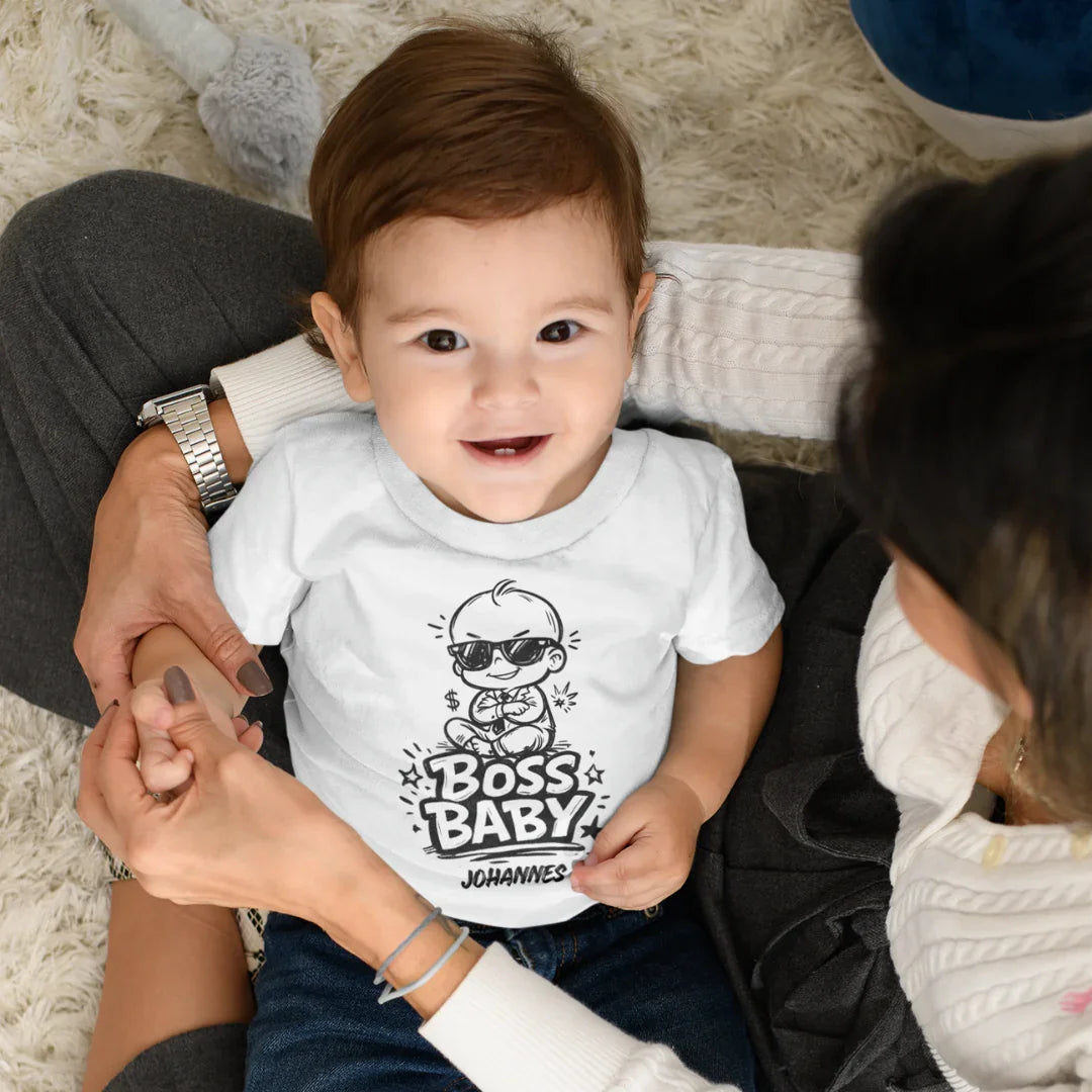 Personalisiertes T-Shirt Boss Baby Johannes – lächelndes Kleinkind auf Schoß mit Namensshirt