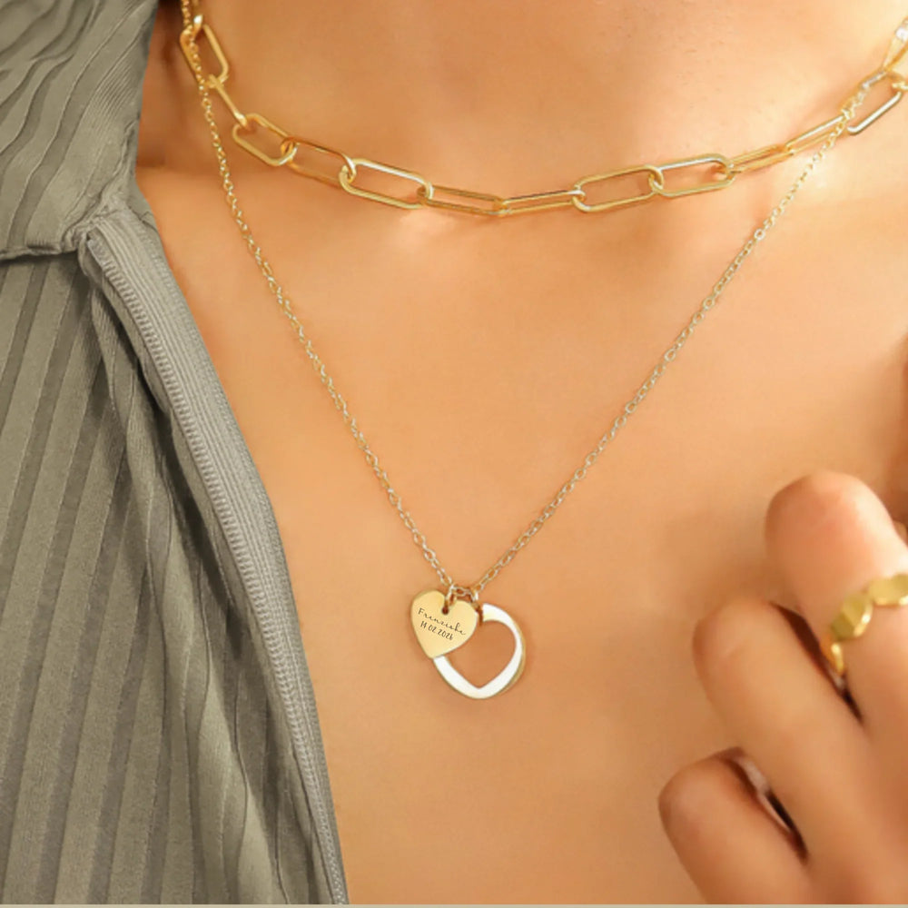 Collar dorado con colgante de corazón personalizado.