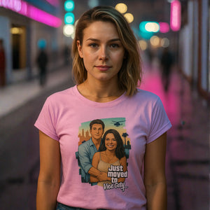 Camiseta de color rosa con diseño «JUST MOVED TO VICE CITY» en la parte delantera.