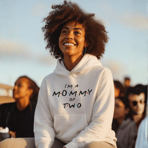Sudadera con capucha de color blanco con diseño «I’M A MOMMY OF TWO» en la parte delantera.