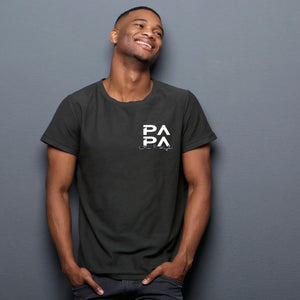 T-shirt noir avec motif « PAPA » sur le devant.