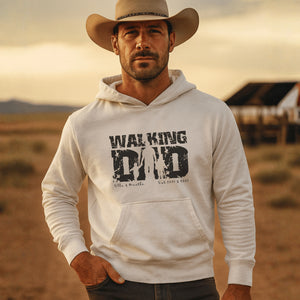Sudadera con capucha de color blanco con diseño «WALKING DAD» en la parte delantera.