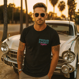 T-shirt color nero con motivo «PROUD DADDY» sul davanti.