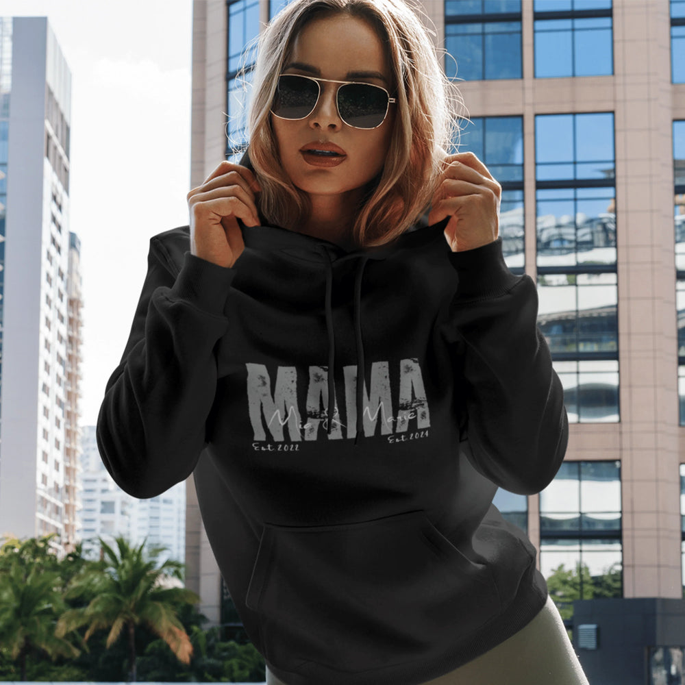 Sudadera con capucha de color negro con diseño «MAMA» en la parte delantera.