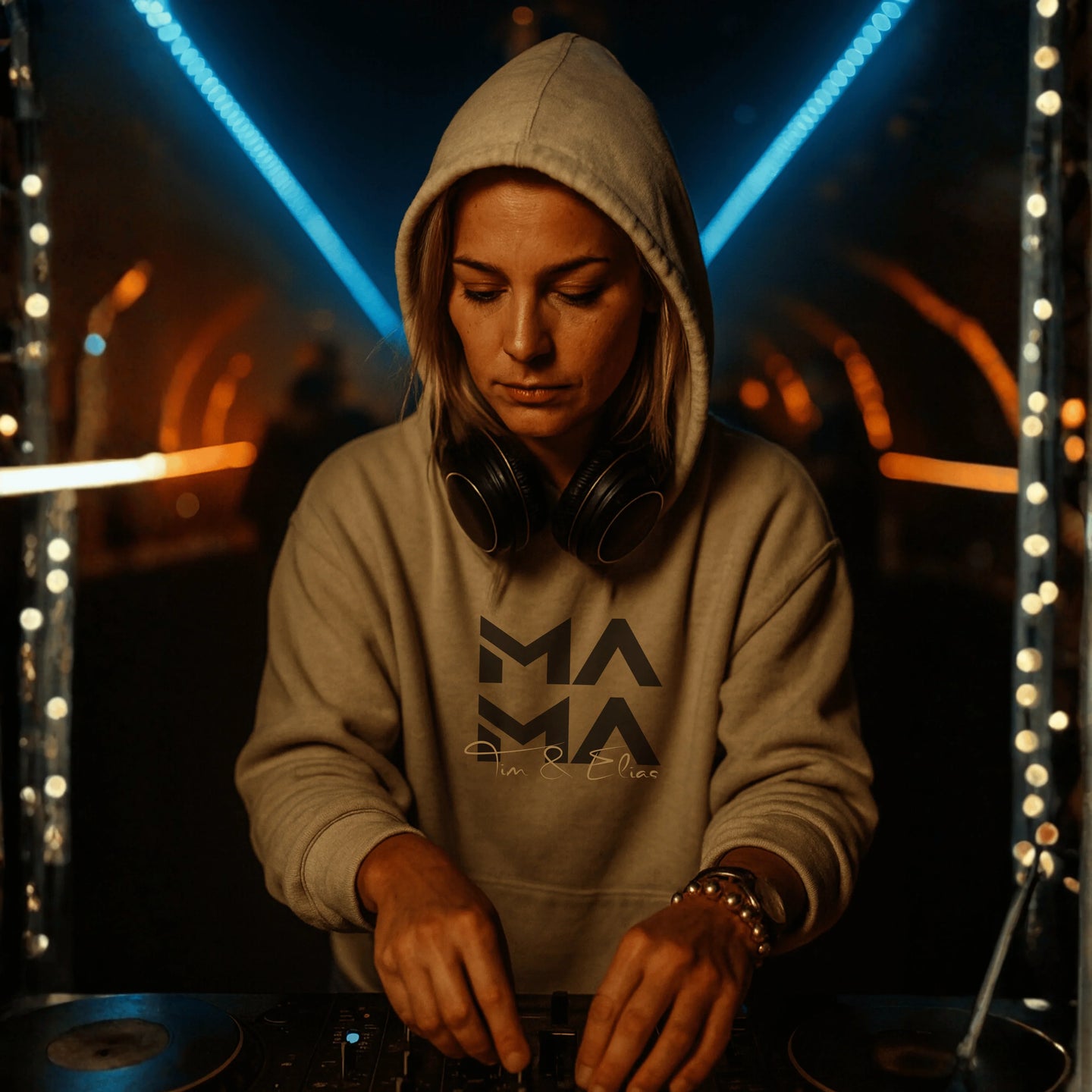 MAMA Hoodie MINIMAL personalisiert – minimaler Stil, DJ-Setting Motivfoto
