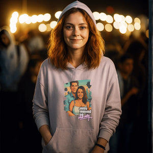 Frau mit UrbanWarriorStore Hoodie 'Just moved to vice city', stilvolles Design, Nachtkulisse