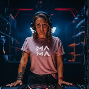 T-shirt color rosa con motivo «MAMA» sul davanti.