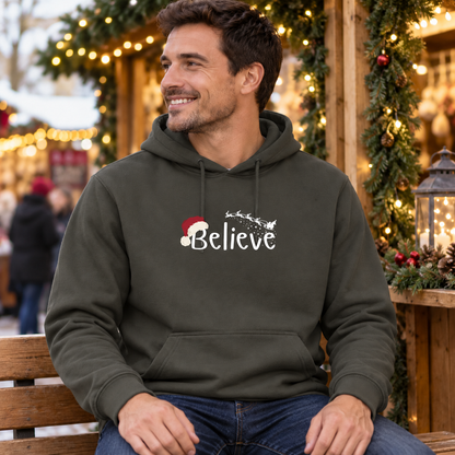 Believe Weihnachts-Hoodie – Army – weißes Brustmotiv, männliches Model in weihnachtlicher Umgebung