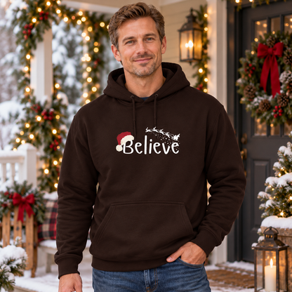 Believe Weihnachts-Hoodie – Chocolate – weißes Brustmotiv, männliches Model in weihnachtlicher Umgebung