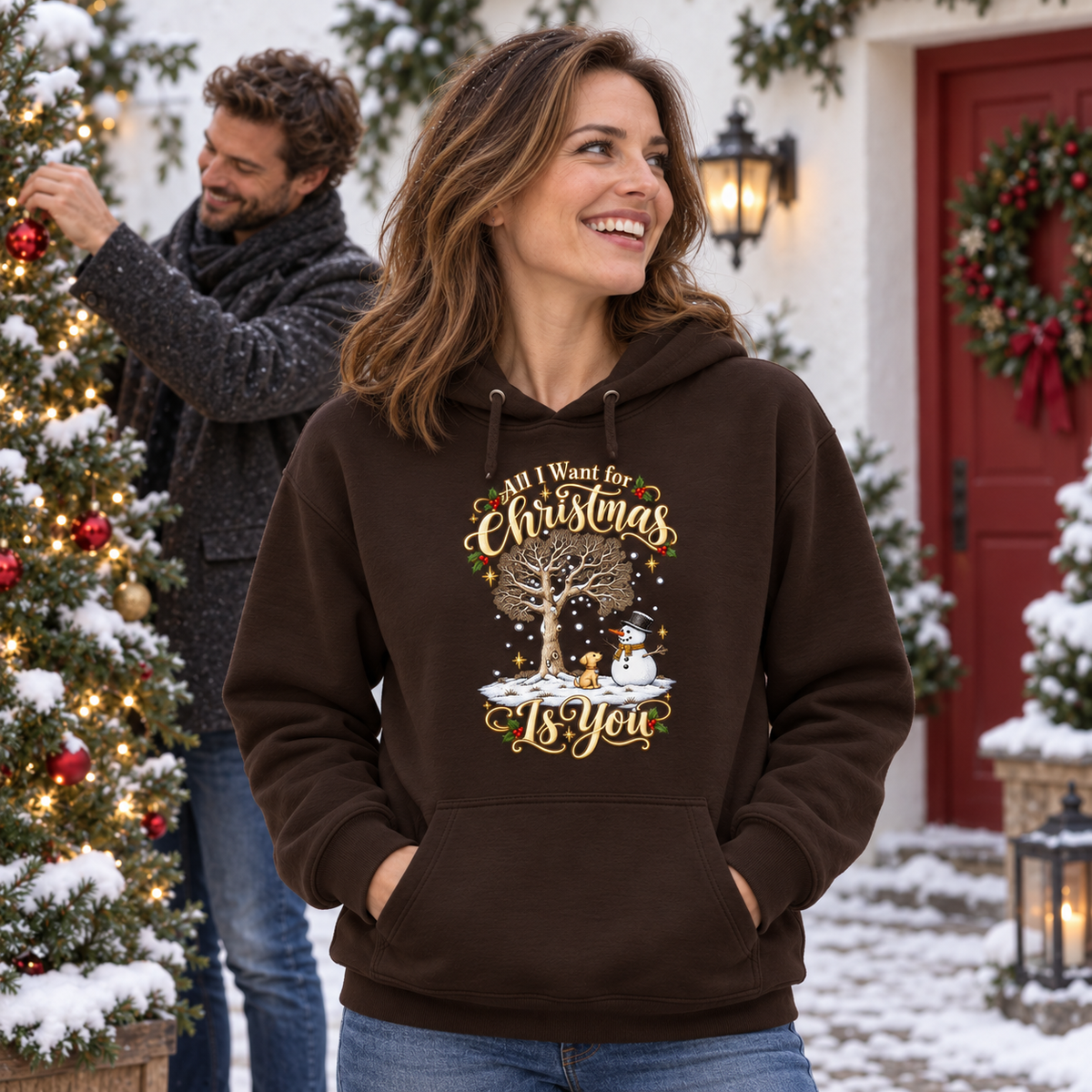 All I Want for Christmas Is You Hoodie in Chocolate – Frau und Mann beim weihnachtlichen Dekorieren