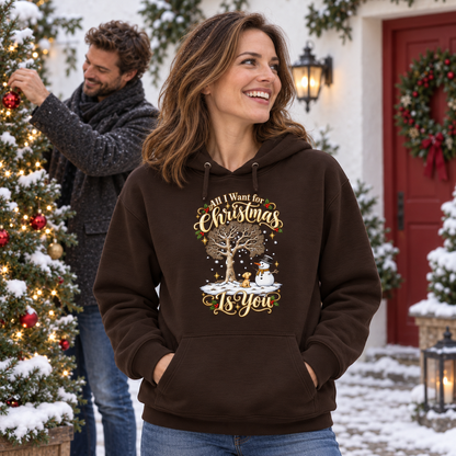 All I Want for Christmas Is You Hoodie in Chocolate – Frau und Mann beim weihnachtlichen Dekorieren