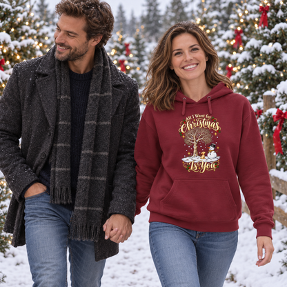 All I Want for Christmas Is You Hoodie in Garnet Red – Paar Hand in Hand zwischen verschneiten Weihnachtsbäumen