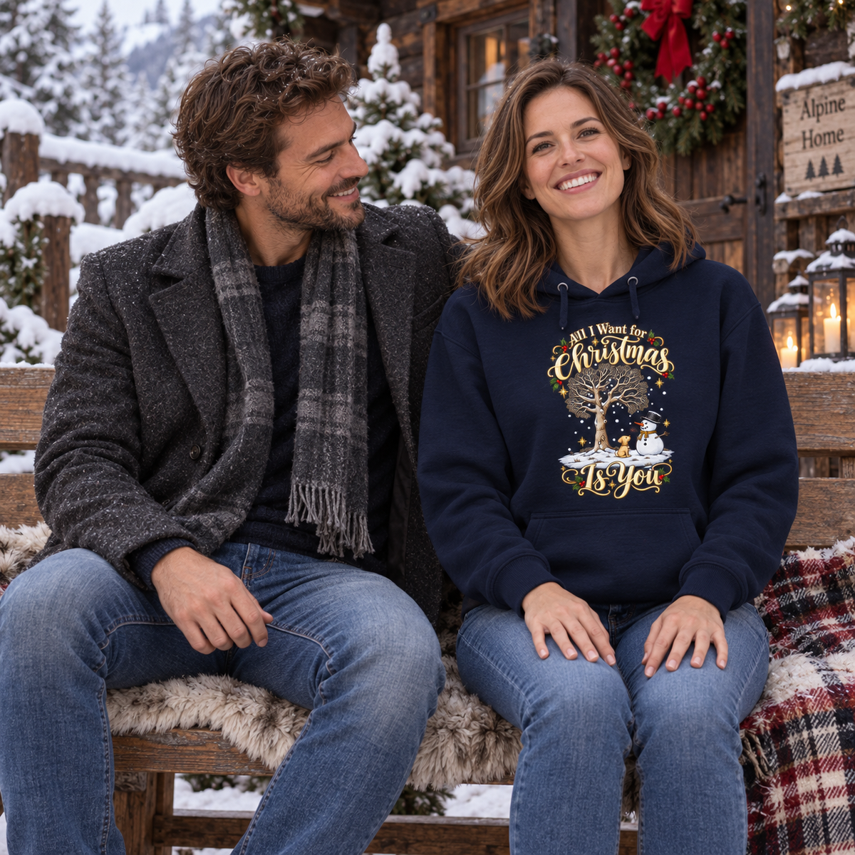 All I Want for Christmas Is You Hoodie in Navy – glückliches Paar auf einer Bank vor einer verschneiten Hütte