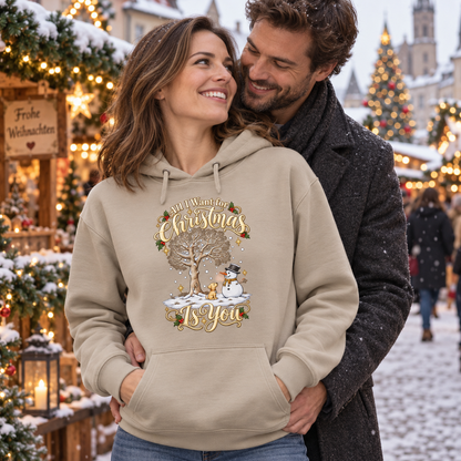 All I Want for Christmas Is You Hoodie in Sand – Frau mit Partner auf dem verschneiten Weihnachtsmarkt
